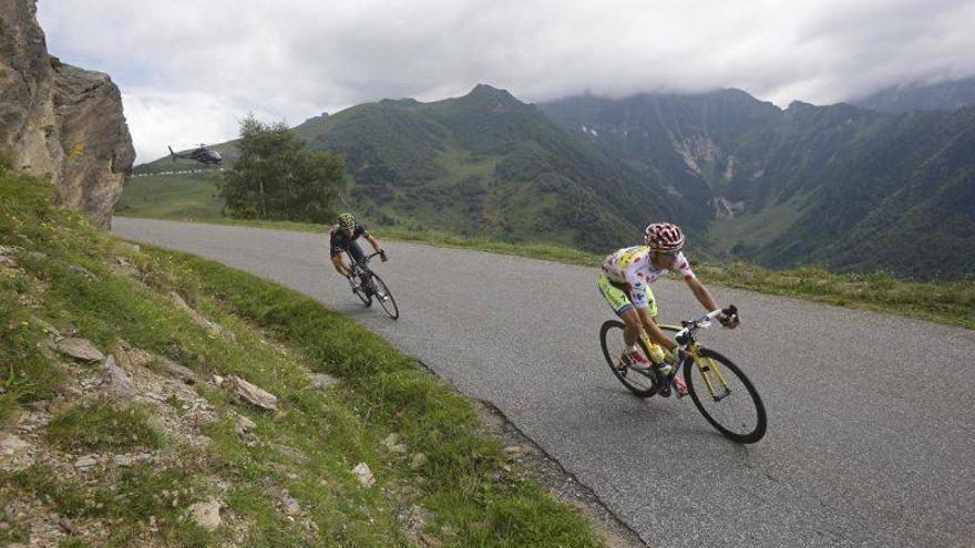 Valverde salva con casta y con equipo un mal día en los Pirineos