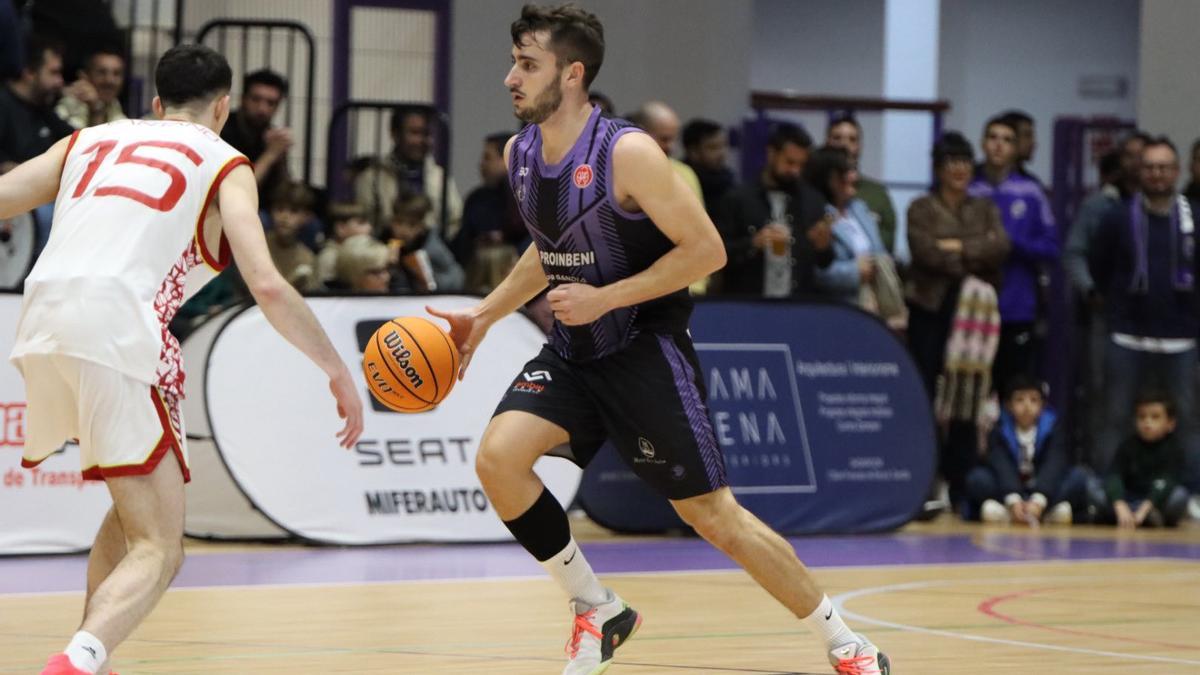 Un lance del último partido de la Liga en Segunda FEB jugado en Gandia