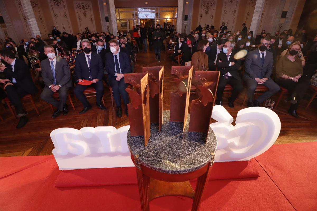 Los trofeos que se otorgan en la gala de la Cámara de Comercio de Alcoy.