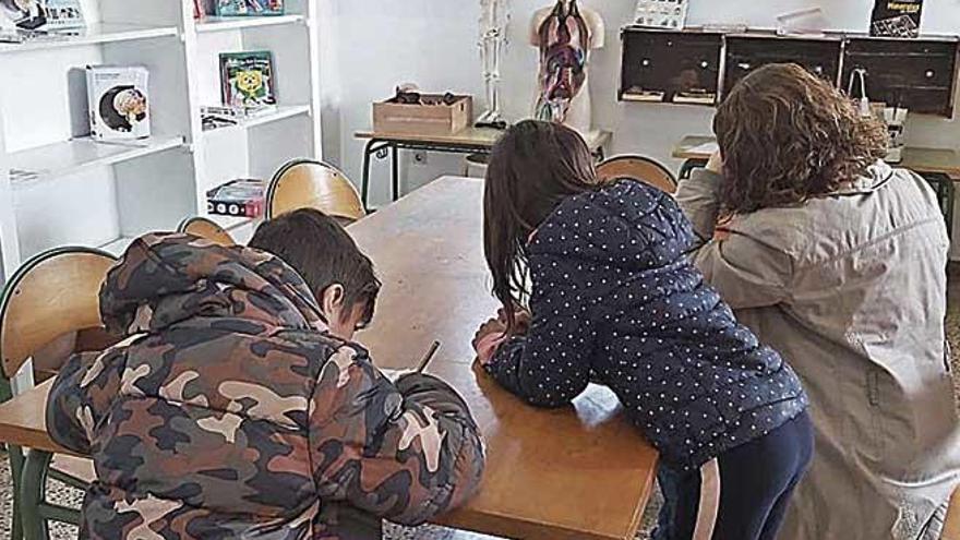 NiÃ±os con los abrigos puestos dentro del colegio de s&#039;Aranjassa.