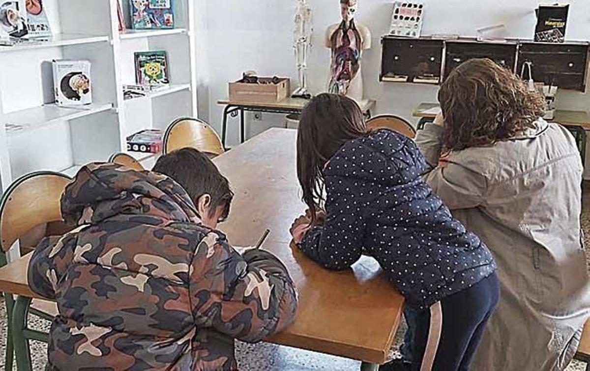NiÃ±os con los abrigos puestos dentro del colegio de s'Aranjassa.