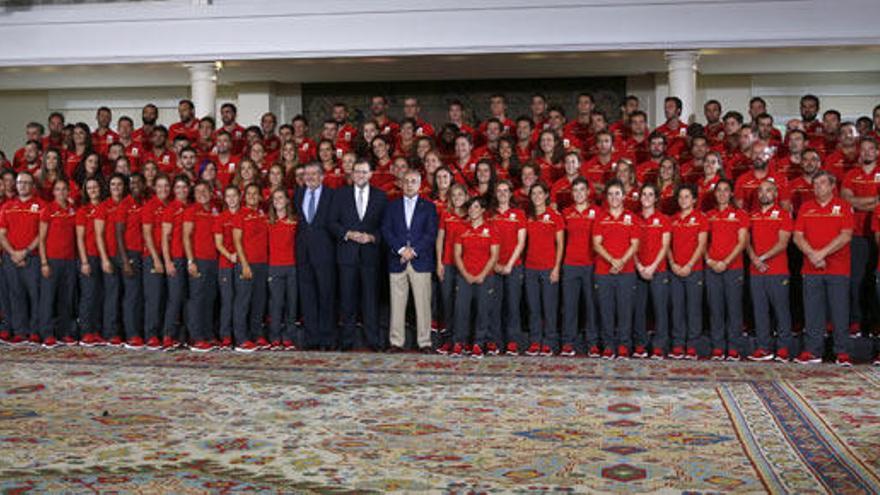 Mariano Rajoy posa junto al equipo olímpico español.