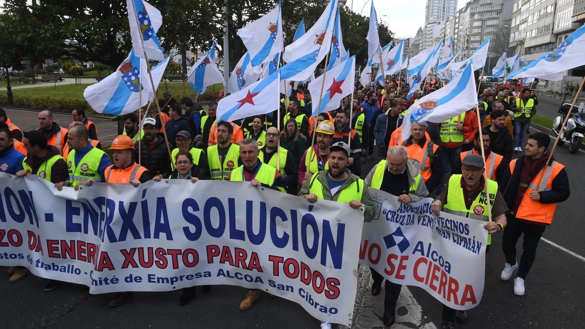 Manifestación de trabajadores de Ferroatlántica para reclamar la aprobación de un estatuto electrointensivo.