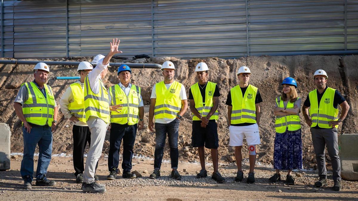 Laporta visita las obras del Spotify Camp Nou junto a Deco, Flick, Lamine Yamal, Gavi y Pedri