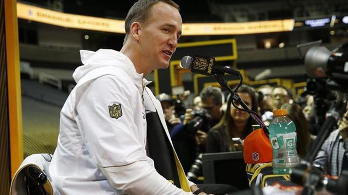 Peyton Manning atiende a la prensa en la Opening Night del Super Bowl