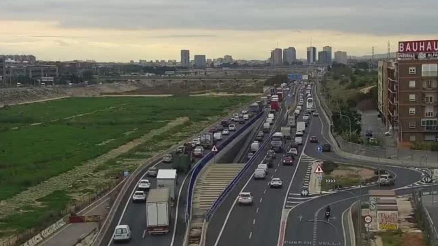 Monumental atasco en la CV-30 tras un accidente