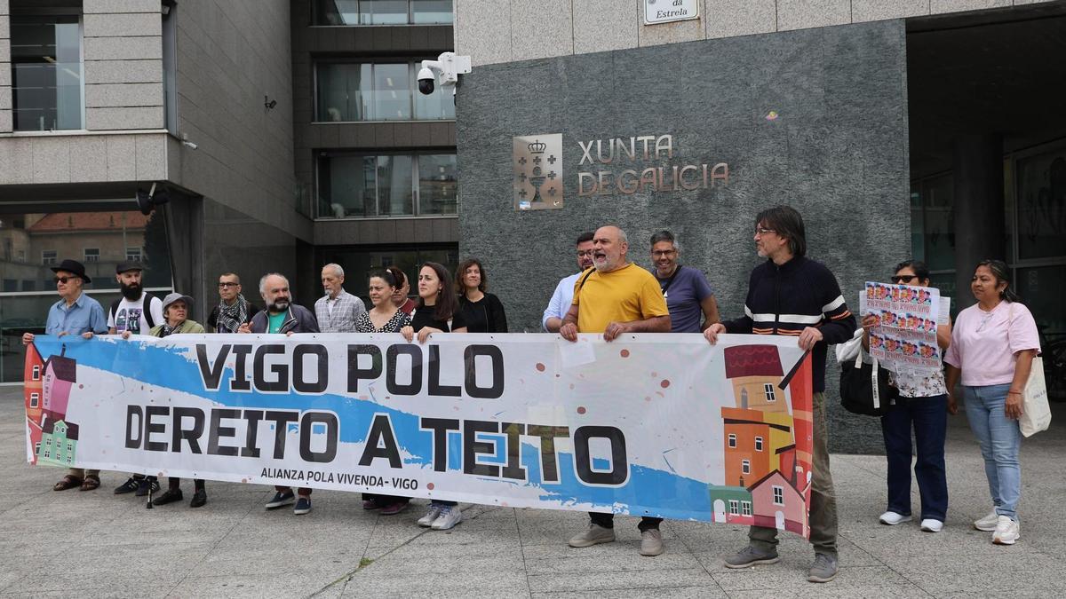 Concentración de Alianza pola Vivenda ante la sede de la Xunta en Vigo.