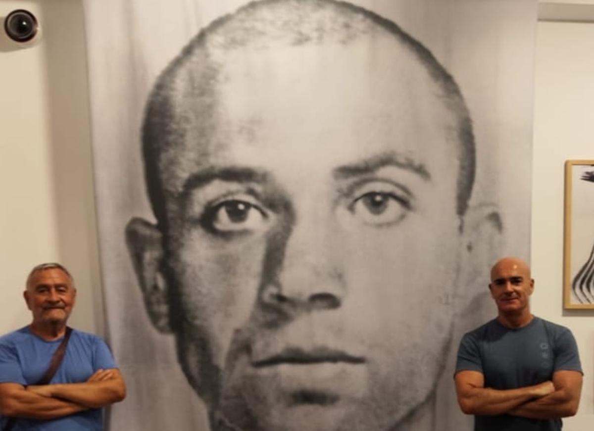 Los investigadores Joan Pàmies y Fran Belmonte junto a un retrato de Miguel Hernández