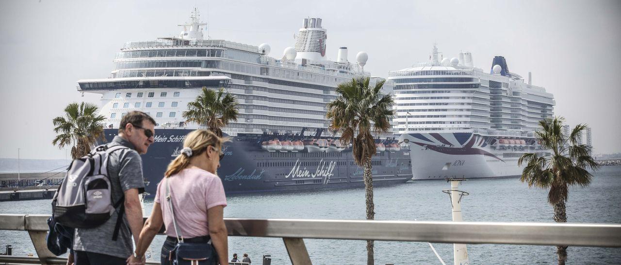 4.000 cruceristas dejan en Alicante 200.000 euros en una jornada.