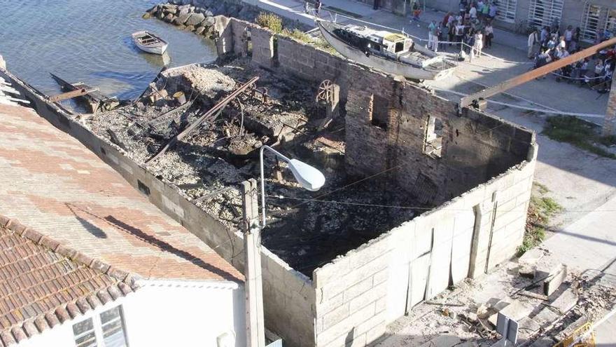 El astillero, con toda su estructura de madera calcinada, durante la concentración de repulsa del domingo. // S. Álvarez