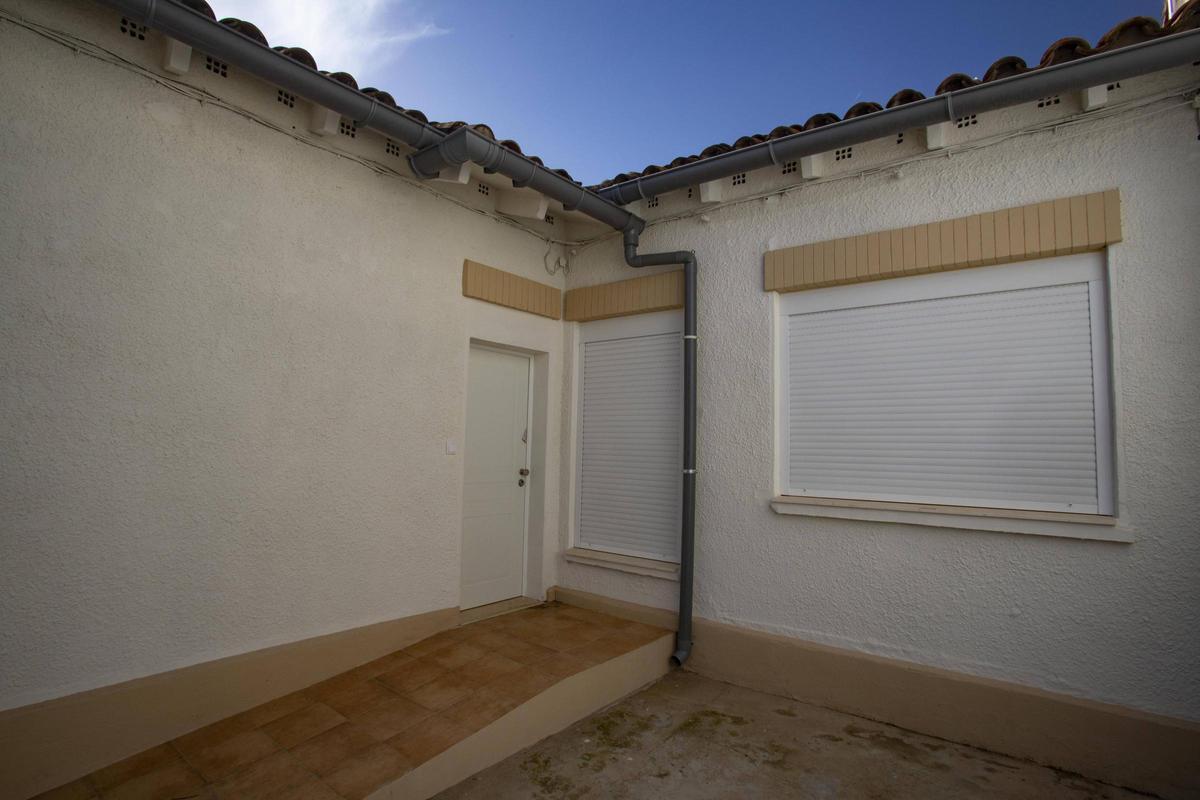 Entrada de una de las casas sociales de Llanera de Ranes.