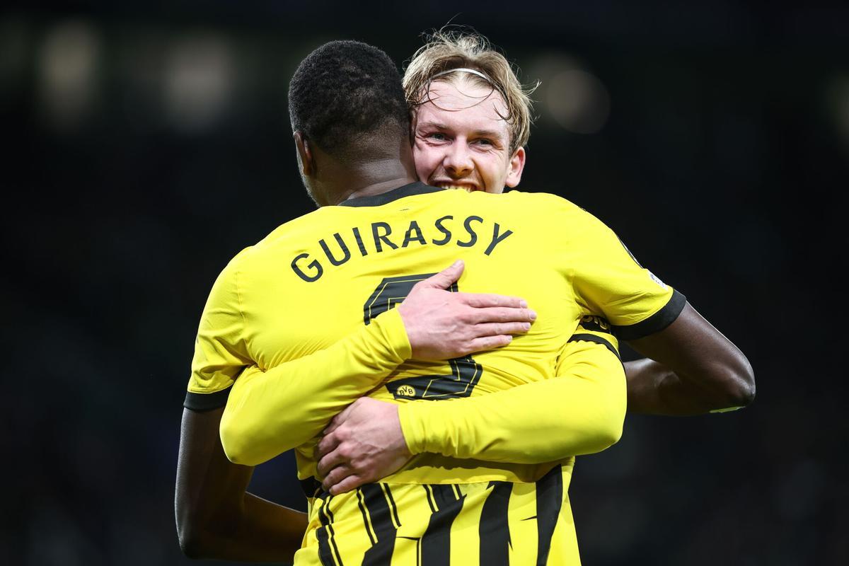 Lisbon (Portugal), 11/02/2025.- Borussia Dortmund`s Serhou Guirassy celebrates a goal against Sporting CP with Julian Brandt (back) during their UEFA Champions League soccer match held at Alvalade XXI stadium in Lisbon, Portugal, 11 February 2025. (Liga de Campeones, Lisboa) EFE/EPA/RODRIGO ANTUNES. sporting portugal . borussia dortmund. liga campeones 2024/2025 sporting portugal . borussia dortmund. ida. accion. alvalade