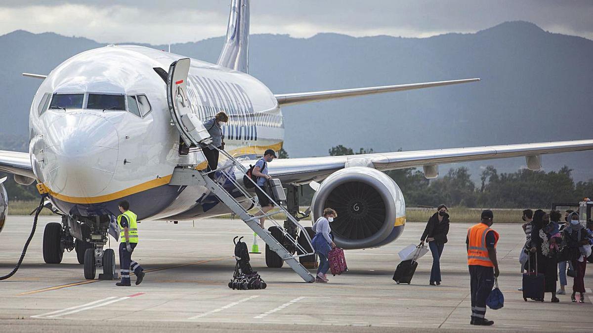 Arribada de viatgers de Ryanair, aquesta setmana, a l’aeroport de Vilobí.  | DAVID APARICIO