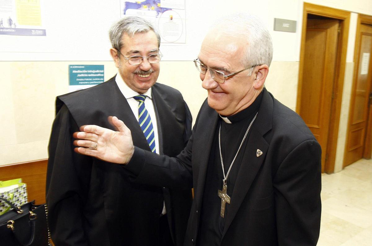 El abogado Joaquín Guerrero junto al obispo de Barbastro-Monzón, Ángel Pérez.