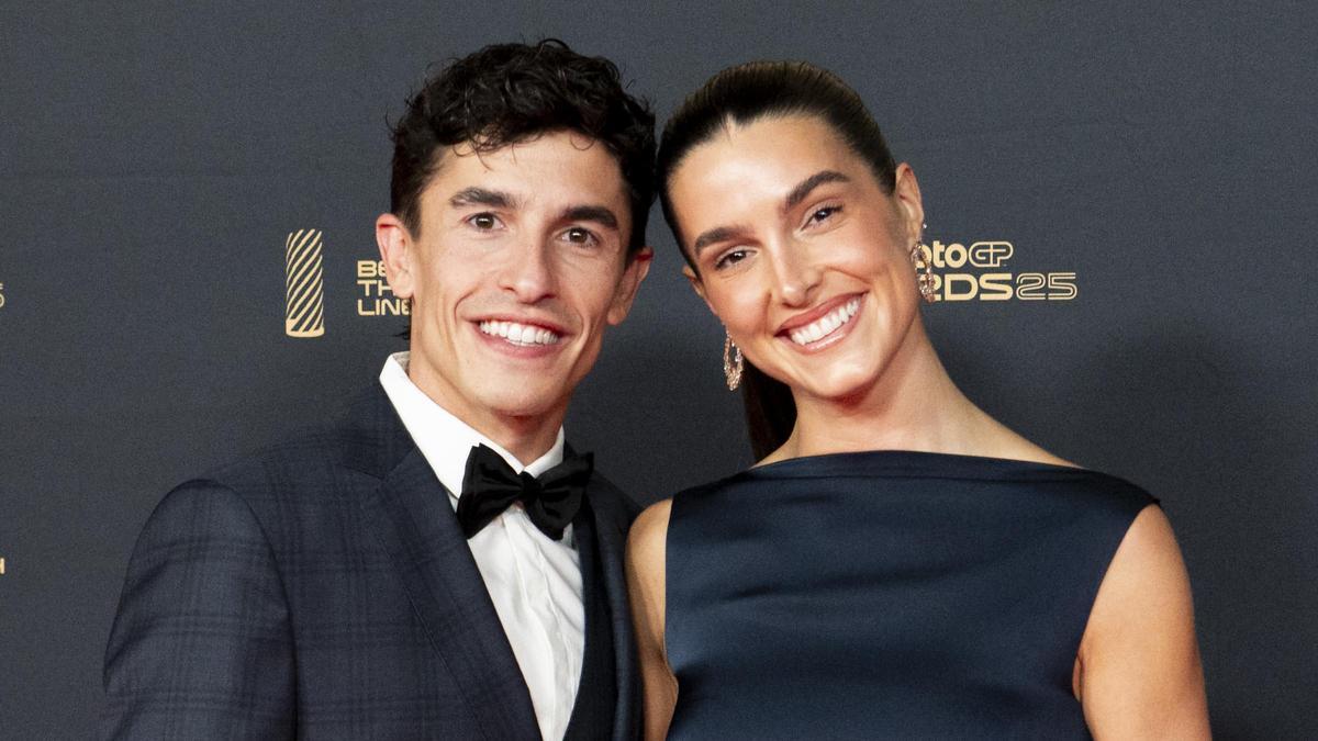 Marc Márquez y Gemma Pinto, su pareja, en la gala de cierre del Mundial, anoche, en Valencia.