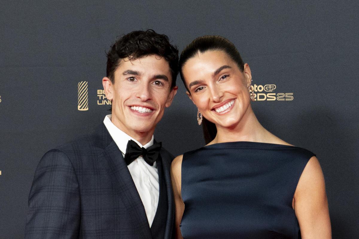 Marc Márquez y Gemma Pinto, su pareja, en la gala de cierre del Mundial, anoche, en Valencia.