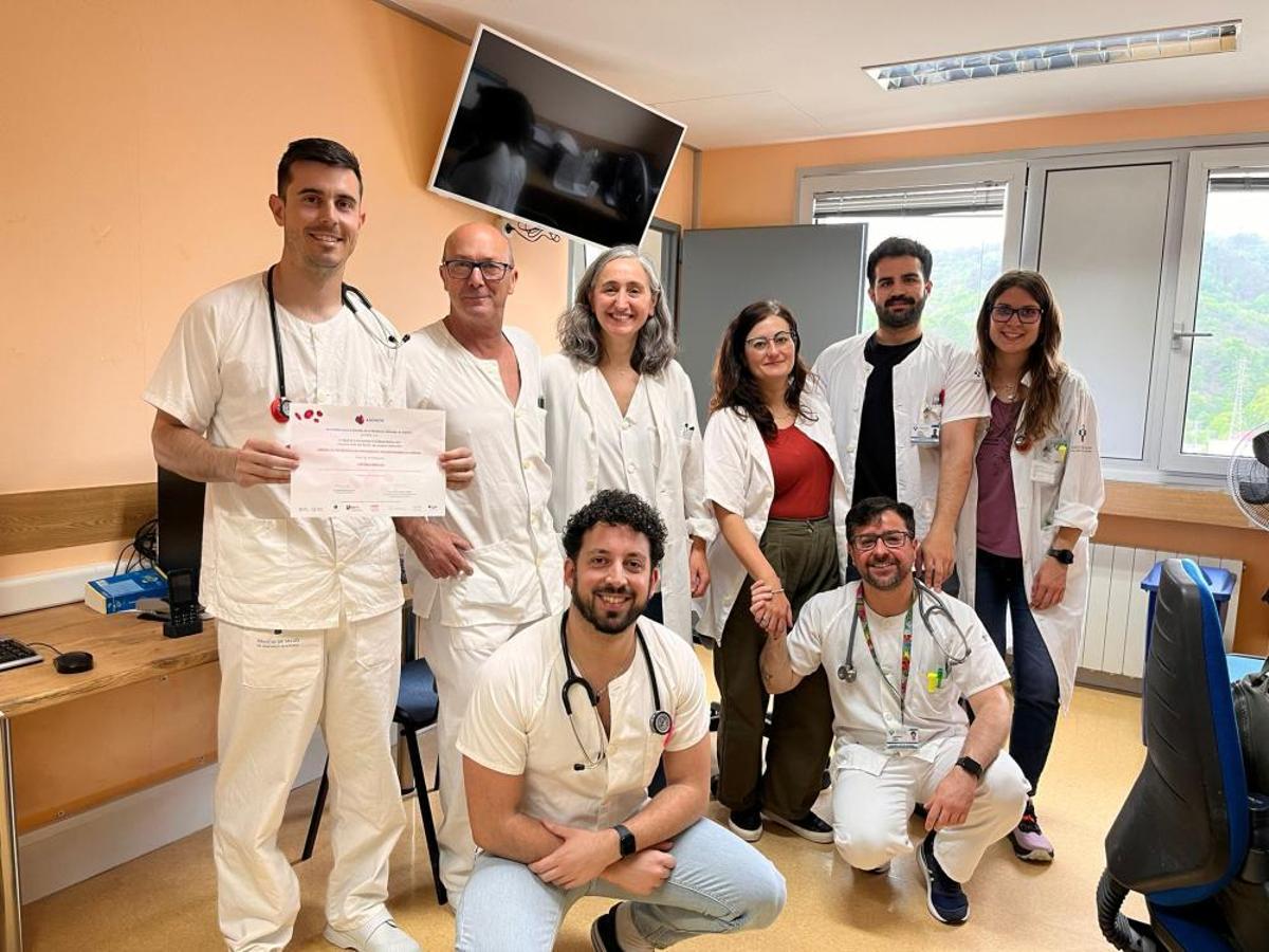 De izquierda a derecha, los profesionales de la unidad, de pie, Pablo Alija, Joaquín Alfonso Megido, Julia Lobo, Alba Fidalgo, Carlos Vázquez y Miriam Diez; agachados, Adrián Argüelles y Luis Miguel Prieto.