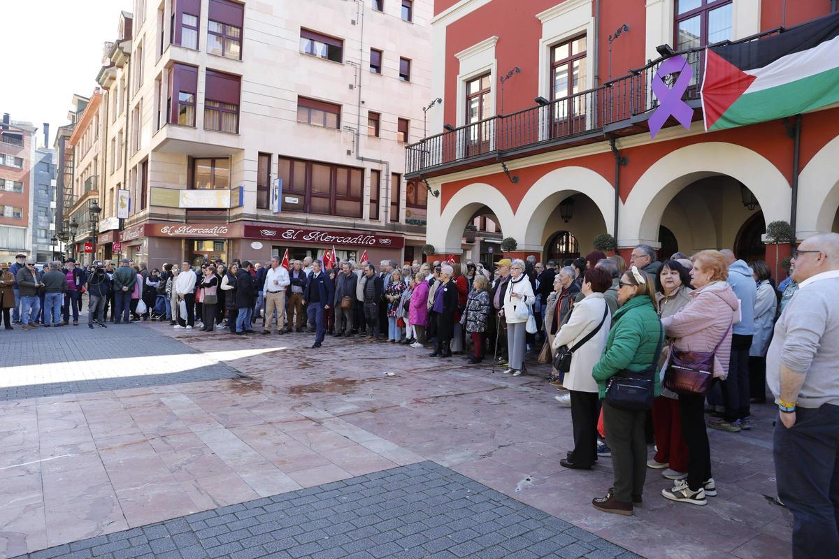 Concentración en Langreo en apoyo a los conductores de autobús tras el apuñalamiento de uno de ellos