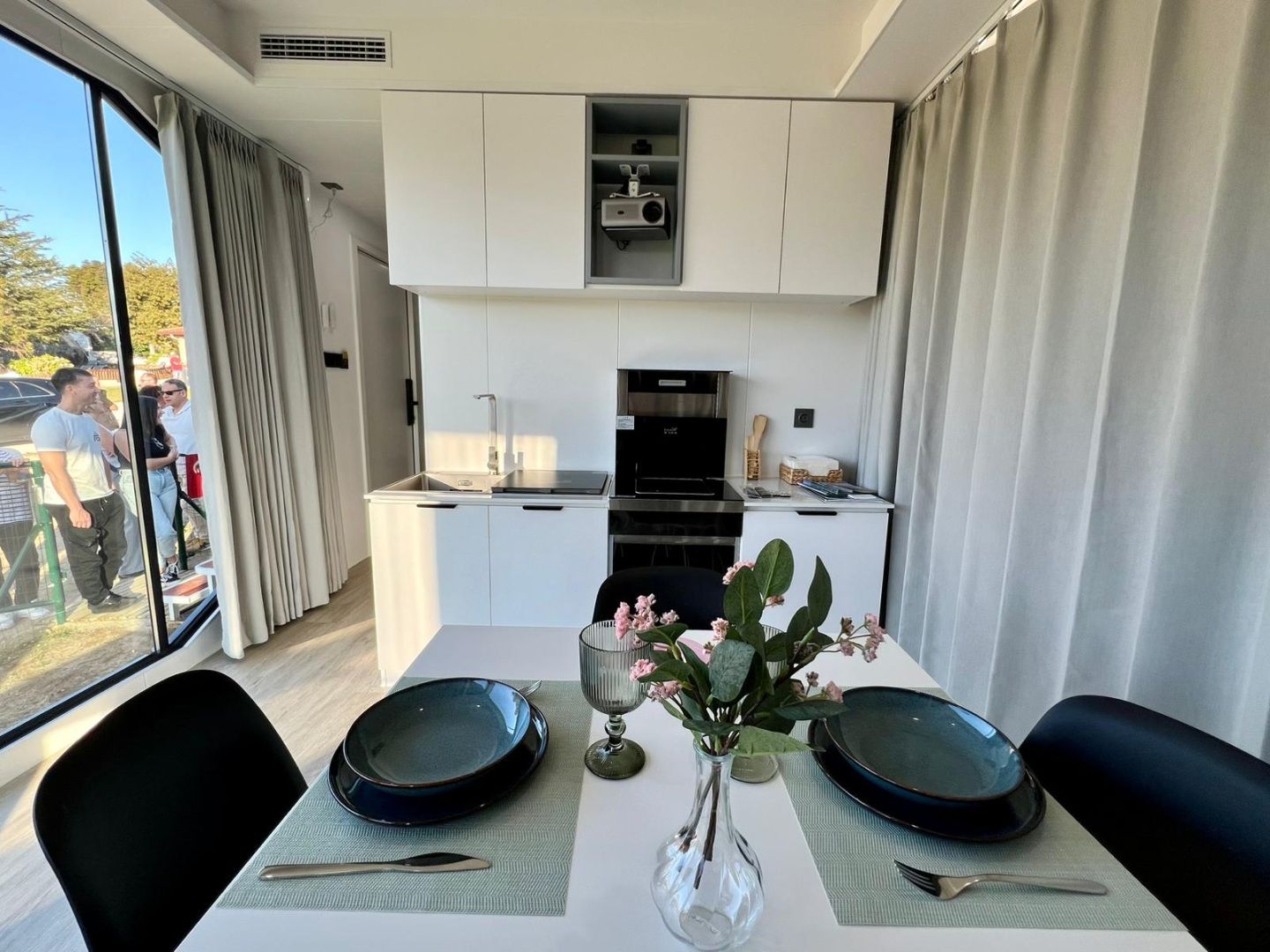 La presentación de las casas cápsula, en O Grove.