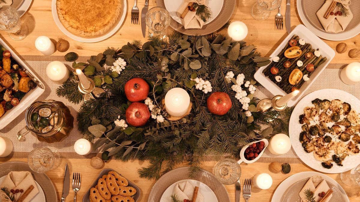 Foto de archivo de una mesa decorada para Navidad