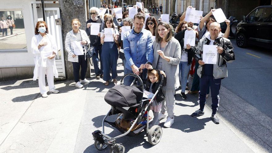 Nueva protesta para lograr acompañar a su bebé en el fisio | GUSTAVO SANTOS