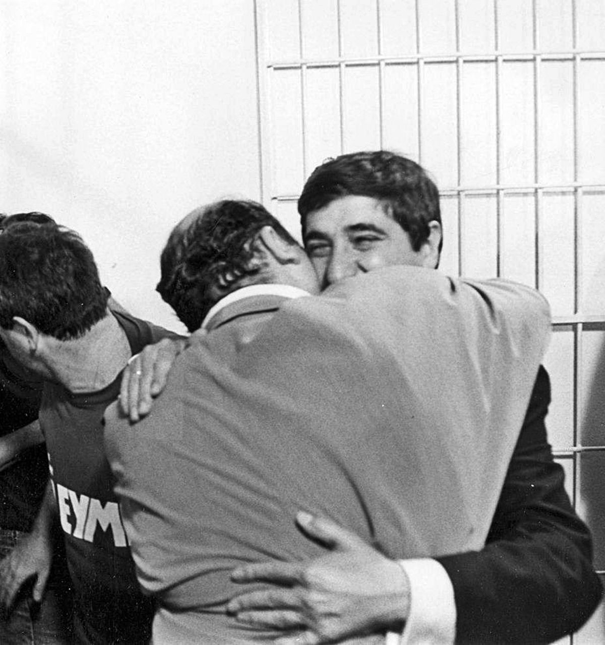 El incendio de Preferencia, la celebración de uno de los goles, y Lendoiro y Arsenio festejan el ascenso. | // L. O. / ARCOS