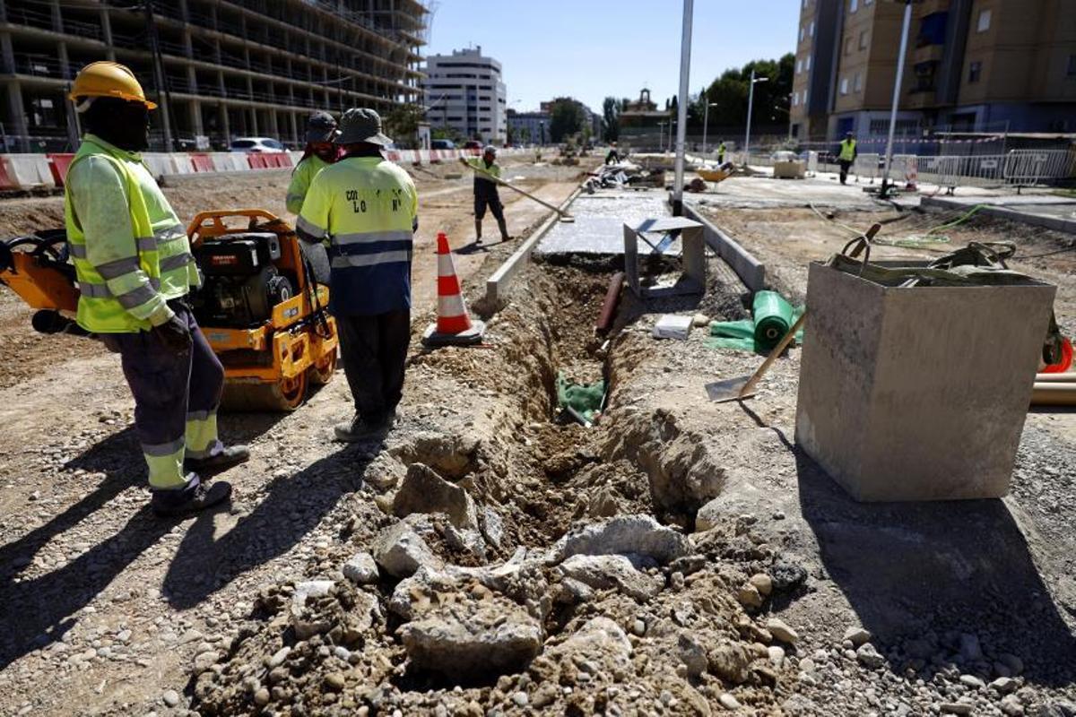 Obras de urbanización en el tramo de la avenida Cataluña más próxima a Ronda Hispanidad.  | MIGUEL ÁNGEL GRACIA