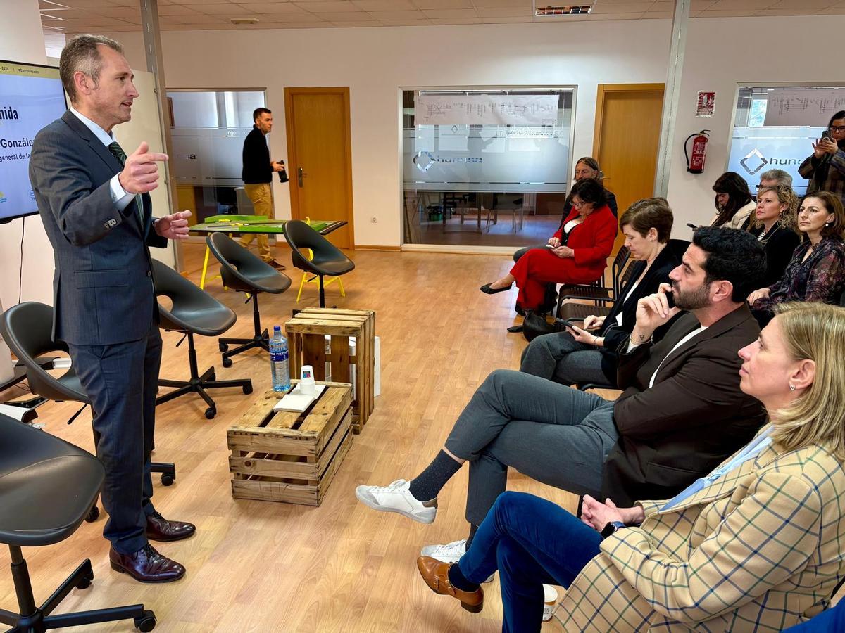 David González, director de Sekuens, durante su intervención, en primera fila Eva Pando, , Rubén Hidalgo, director de inversión de impacto de CAPSA, y Susana de la Fuente