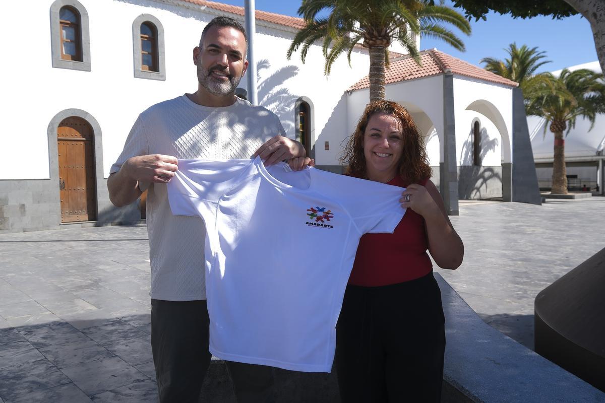 Jonathan Díaz y Naira Ramos, padres de alumnado afectado por el retraso en las becas