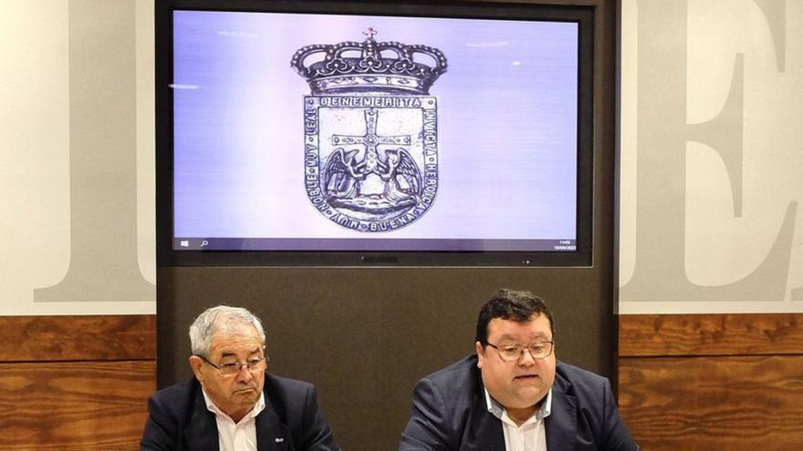 Alfonso Pereira, a la izquierda, y Luis Pacho, ayer, en la sala de prensa del Ayuntamiento. | David Cabo