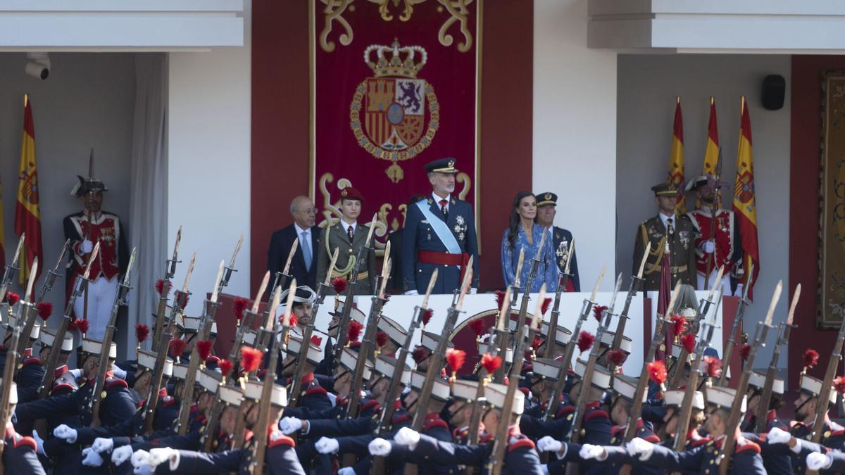 12/10/2023 La Guardia Real pasa por la tribuna real durante el desfile del 12 de octubre 'Día de la Fiesta Nacional', en la plaza de Cánovas del Castillo, a 12 de octubre de 2023, en Madrid (España). Los actos comienzan con el izado de la bandera nacional y el homenaje a los que dieron su vida por España, al que siguen los desfiles aéreo y terrestre de distintas unidades en los que participan 4.177 militares. Este año, es el primero en el que una mujer despliega la bandera en paracaídas. El desfile cambia de recorrido y la Tribuna Real pasa a situarse en la Plaza de Neptuno. Además, Leonor de Borbón, inmersa en su formación militar como dama cadete, viste de uniforme tras dos años de ausencia por sus estudios en Gales. SOCIEDAD Alberto Ortega - Europa Press