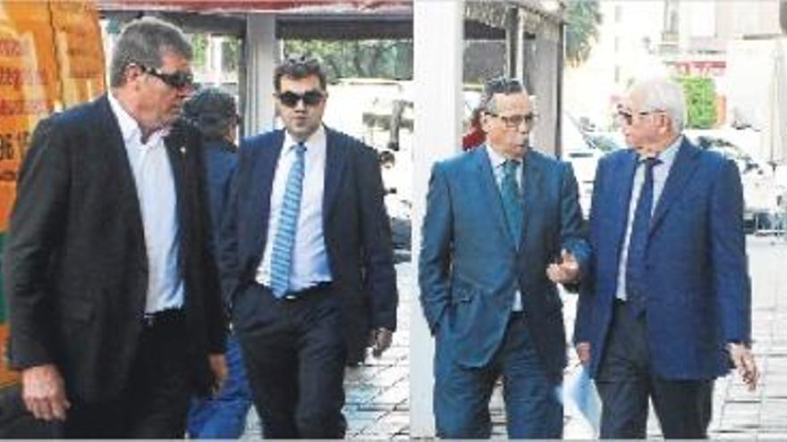 Andreu, a la derecha, con otros socios del Valencia, ayer, a la entrada de la Fundación.