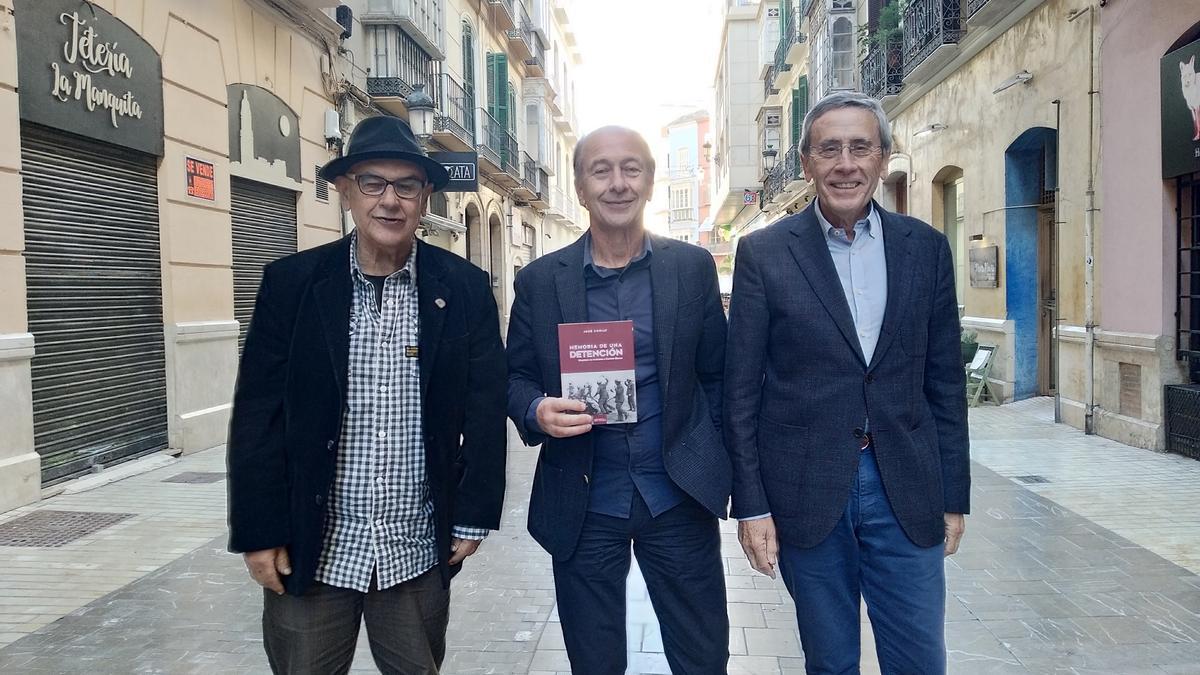 José Coriat, con su obra en Málaga junto a antiguos compañeros de militancia: Ignacio Trillo (izq.) y Antonio Martín, que también fue encarcelado.