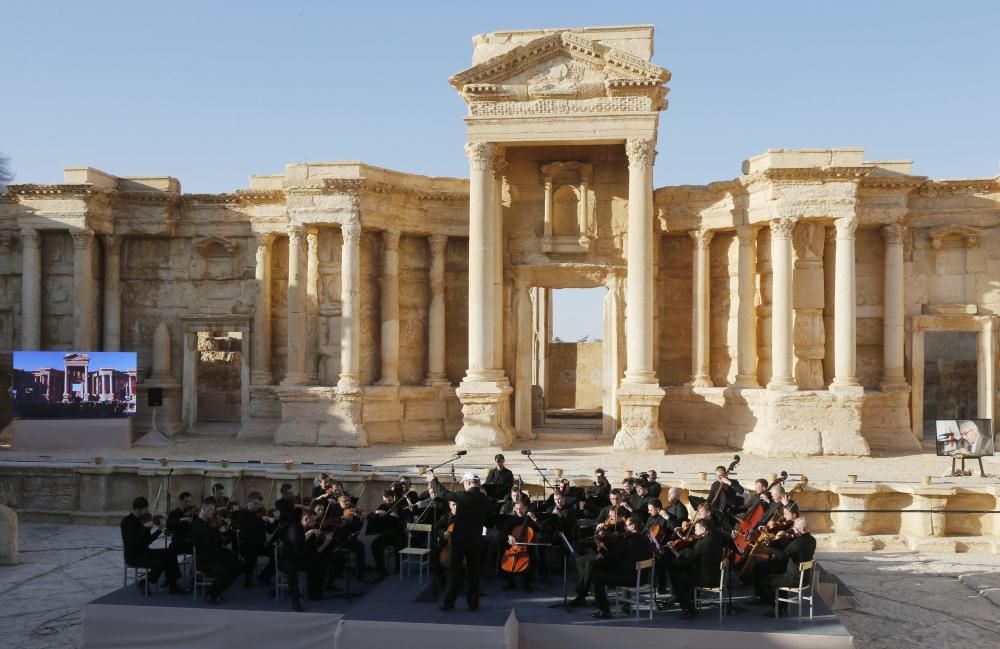 La Orquesta Sinfónica de San Petersburgo ha dado este jueves un concierto en el anfiteatro romano de la ciudad antigua de Palmira para celebrar el desminado de estas ruinas sirias.