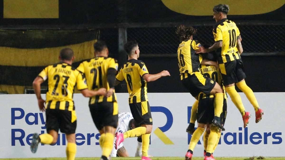 Los jugadores de Peñarol celebran su gol en la Supercopa