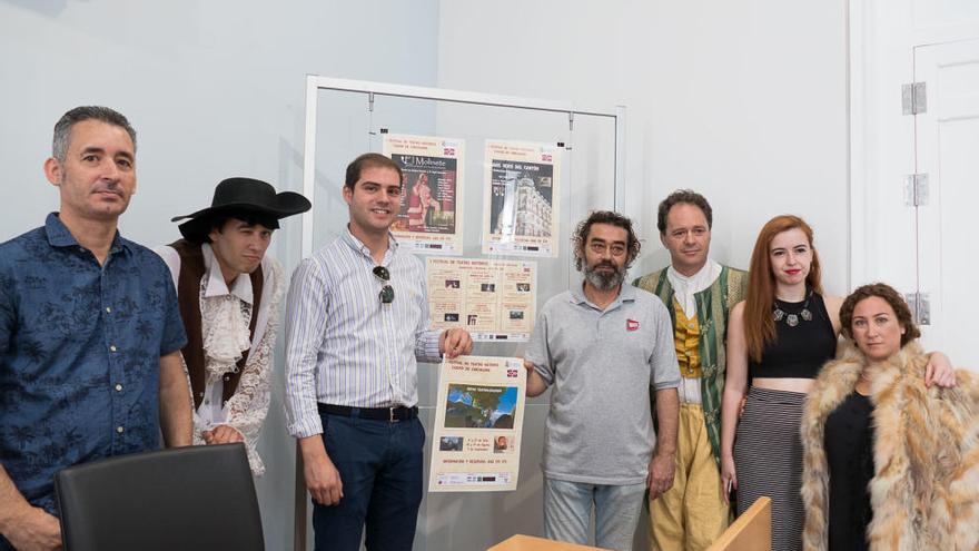 Ricardo Segado (3º i.) y Enrique Escudero (4º i.) con algunos de los actores del Centro Cartagenero de Dramatización de la Historia.