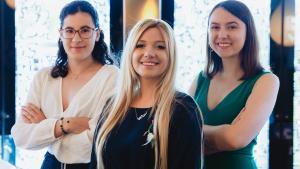 La nueva generación de diplomáticas: de izquierda a derecha, Anna Prats, Miriam Vilaplana y María Uceda, receptoras de la beca de excelencia de la Fundación ”la Caixa” para estudios de posgrado en el extranjero
