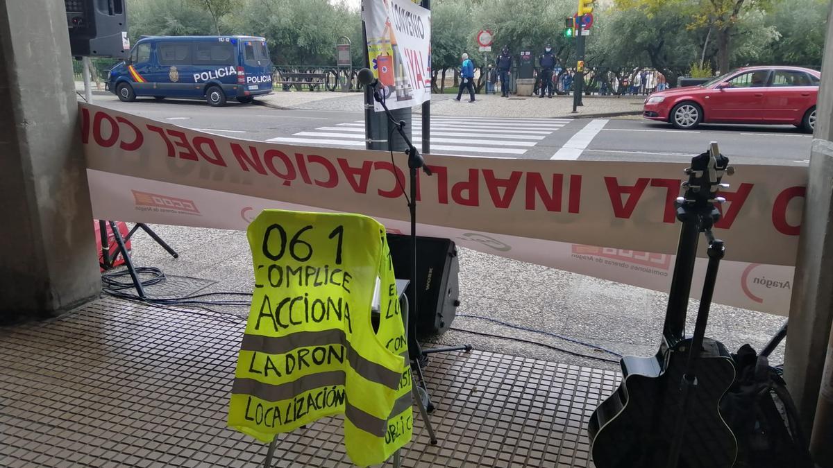 Protesta a las puertas de la Aljafería.