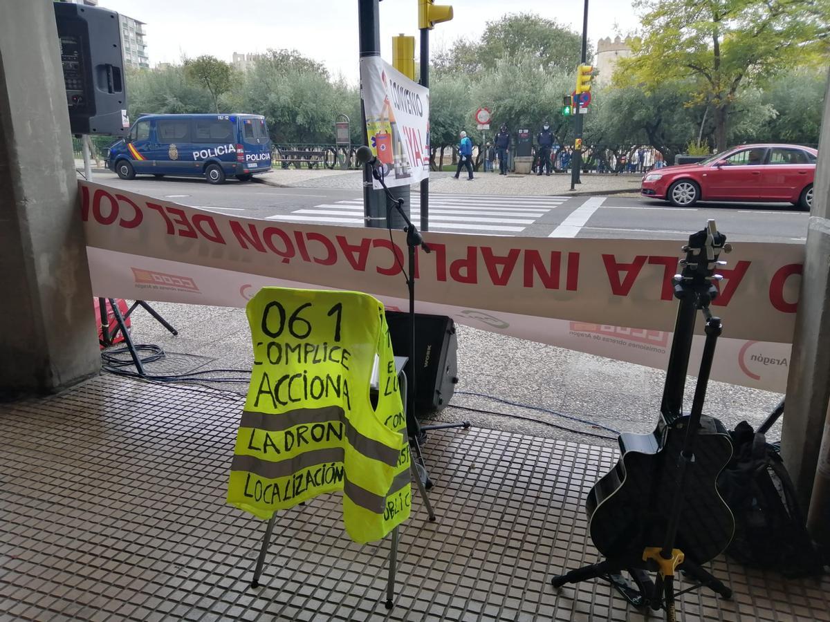 Protesta a las puertas de la Aljafería.