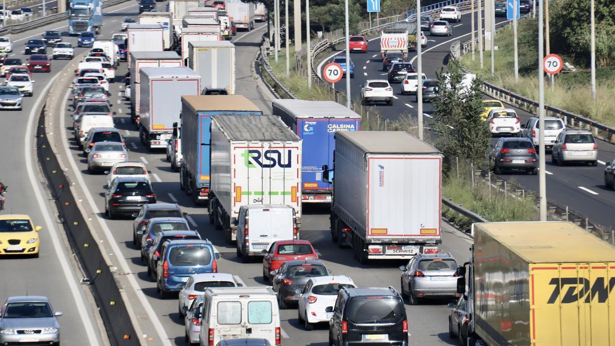 Cotxes aturats en les primeres hores de l'operació de Tots Sants a l'AP-7 al seu pas per Cerdanyola del Vallès, sentit Girona