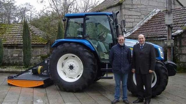 Rogelio Martínez y el alcalde posan delante del tractor.  // FdV