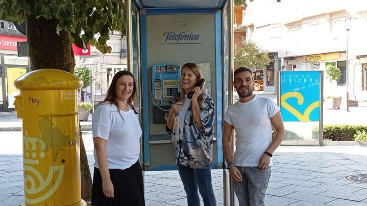 Lucía Pereira, Loli Castiñeira y Álex Rodríguez se despiden de la cabina.   | // D.P.