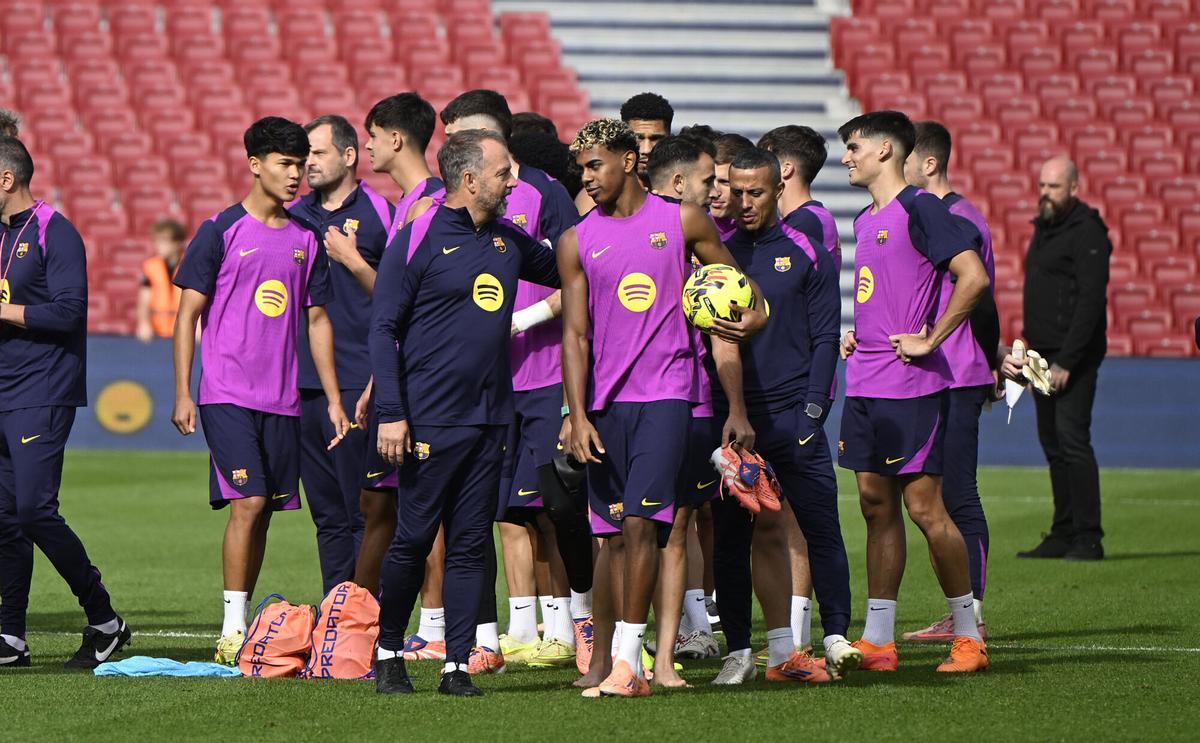 Barcelona. 07.11.2025.  Deportes.  Lamine conversa con Flick ante los casi 22.000 aficionados que han presenciado desde la grada el entrenamiento de los jugadores del Barça en el Spotify Camp Nou en el primer test con asistencia de público en el estadio. Fotografía de Jordi Cotrina