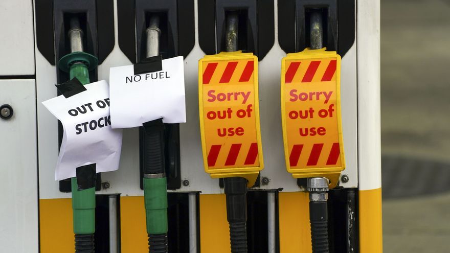 Surtidor de una estación de servicio de Reino Unido con la gasolina agotada