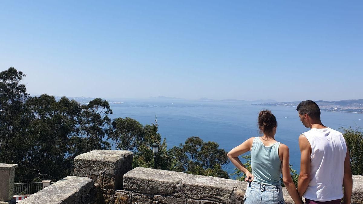 El humo desdibuja la silueta de la ría y llena de olor a quemado Vigo y su área.