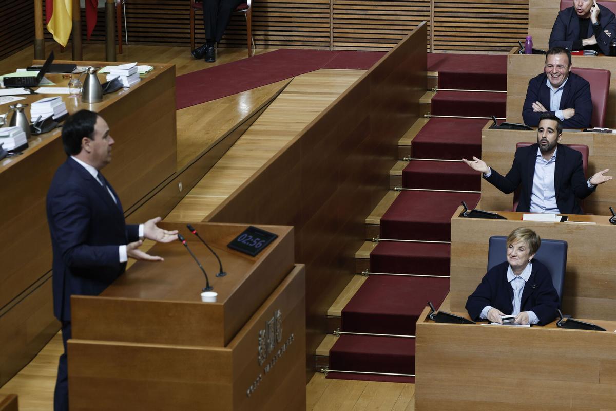Juanfran Pérez Llorca debate con el síndic del PSPV, José Muñoz, durante la sesión de control de las Corts, este miércoles.