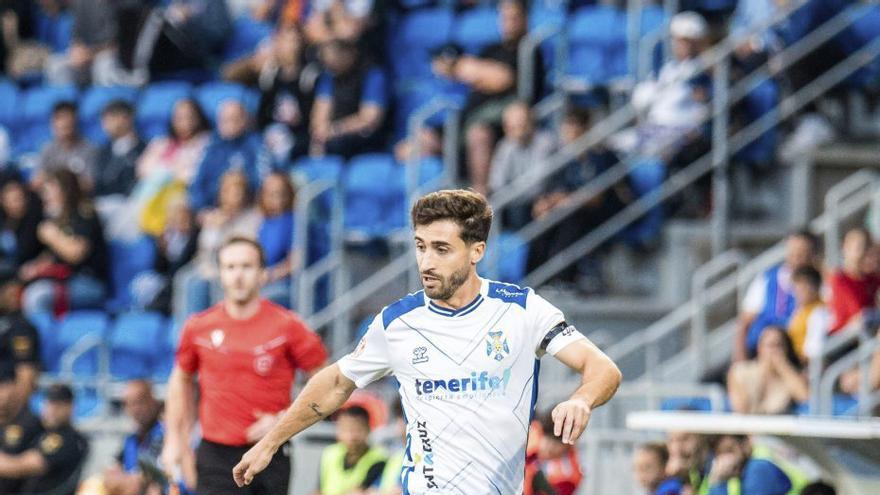 Nacho Gil, con el balón sobre el césped del Heliodoro. |