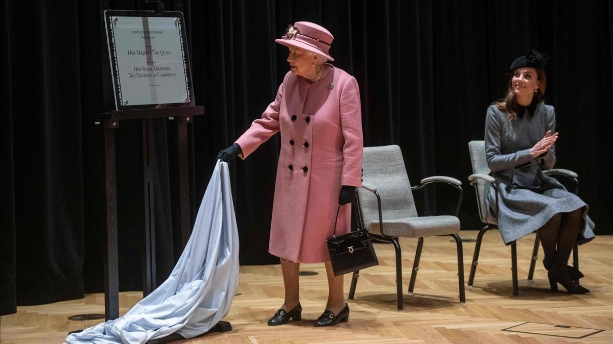 La reina Isabel II y la duquesa Catherine visitan King s College de Londres.