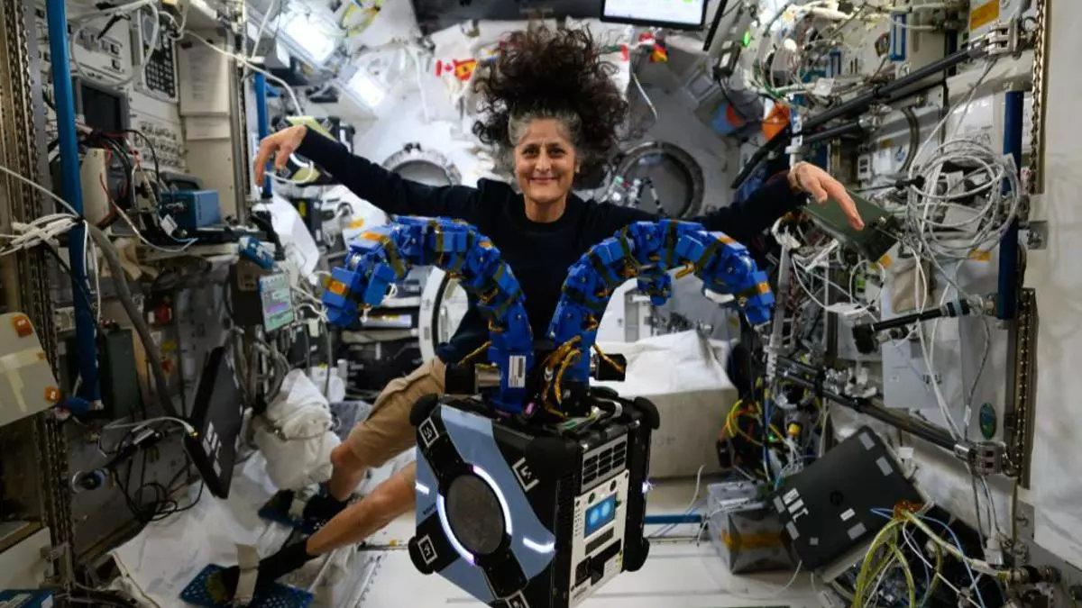 Suni Williams muestra uno de los experimentos científicos en los que ha estado trabajando en la Estación Espacial Internacional.