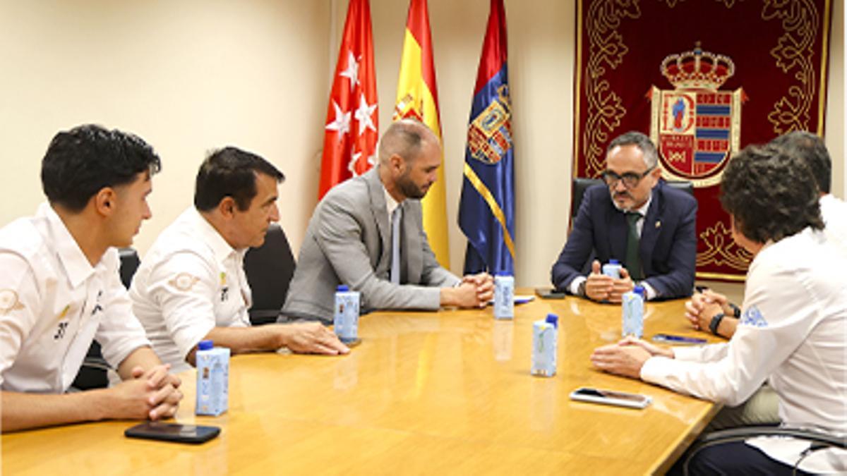 Integrantes y directivos del nuevo equipo han presentado el proyecto esta mañana al alcalde de Móstoles, Manuel Bautista, junto al concejal de Deportes y Sanidad, Ángel Álvarez